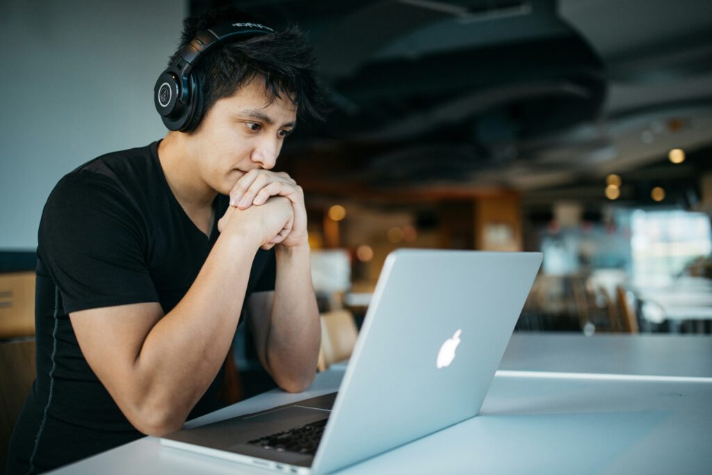精読トレーニングに集中する男性とノートパソコン