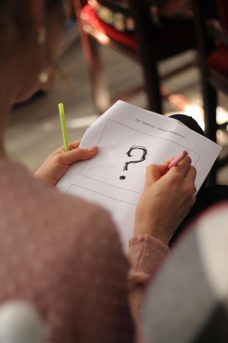 英語学習の方法に迷っている人が紙に大きなクエスチョンマークを書いている様子