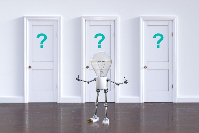 TOEICと英検、どちらを選ぶか悩んでいるロボットと3つのドア