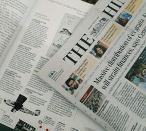 英字新聞を読み比べるシーン｜BBCとCNNの違いを考えるイメージ