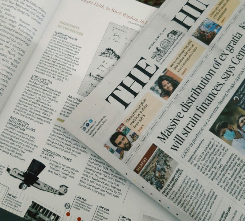英字新聞を読み比べるシーン｜BBCとCNNの違いを考えるイメージ