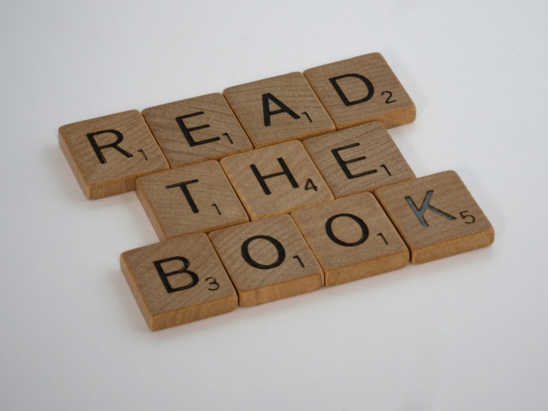 「READ THE BOOK」と書かれた木製のアルファベットタイルの写真。英語読解を象徴するシンプルな構成。