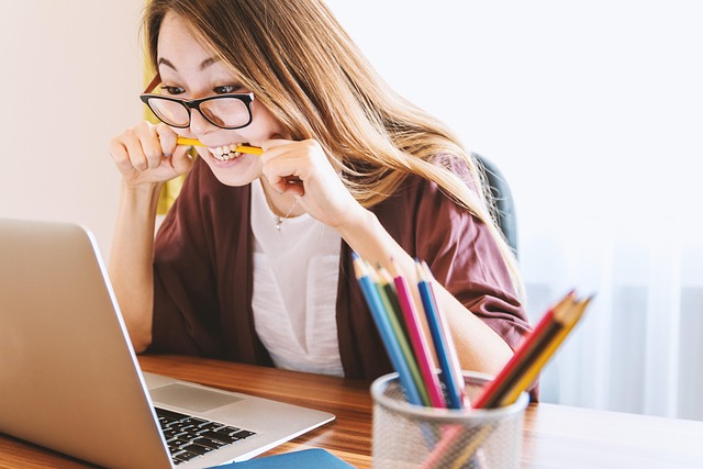 TOEICの勉強でスコアが伸び悩み、ストレスを感じている女性
