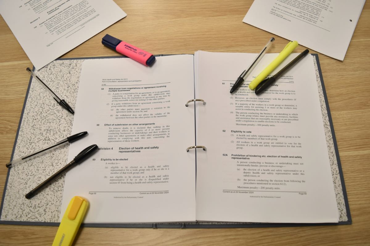 英検1級要約問題の勉強をイメージしたノートとマーカー