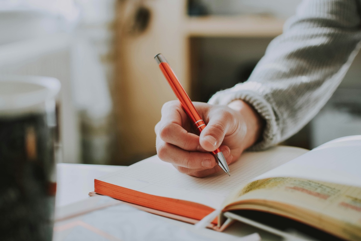 英検1級ライティング対策｜小論文を書く練習をしている受験生のイメージ