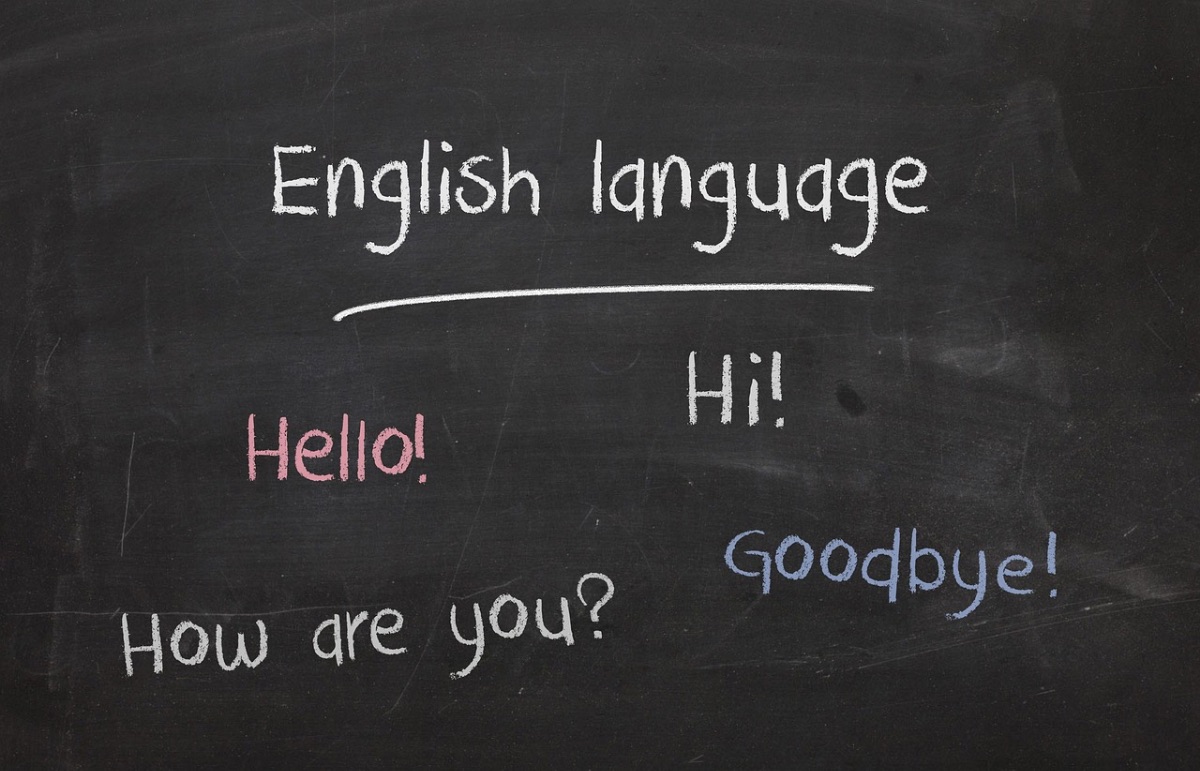 黒板に「English language」「Hello」「How are you?」などの基礎フレーズが書かれたイラスト