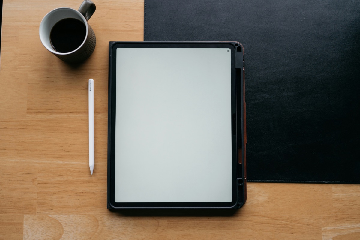 iPadとApple Pencilがデスクに置かれ、英語学習に使えるミニマルな学習環境