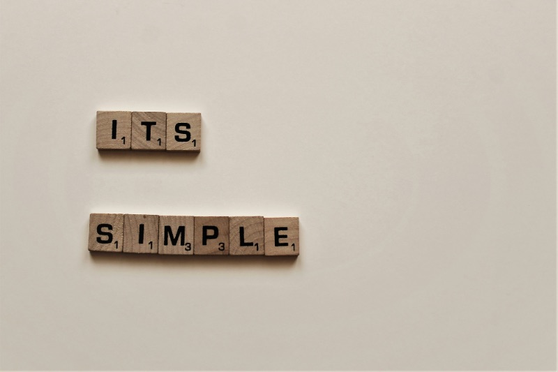英語学習はシンプルに考えることを表す「IT'S SIMPLE」の文字ブロック