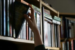 本棚から1冊の本を取り出す