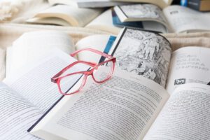 英語学習の参考書と眼鏡。『ポレポレ 英文読解プロセス50』の精読イメージ