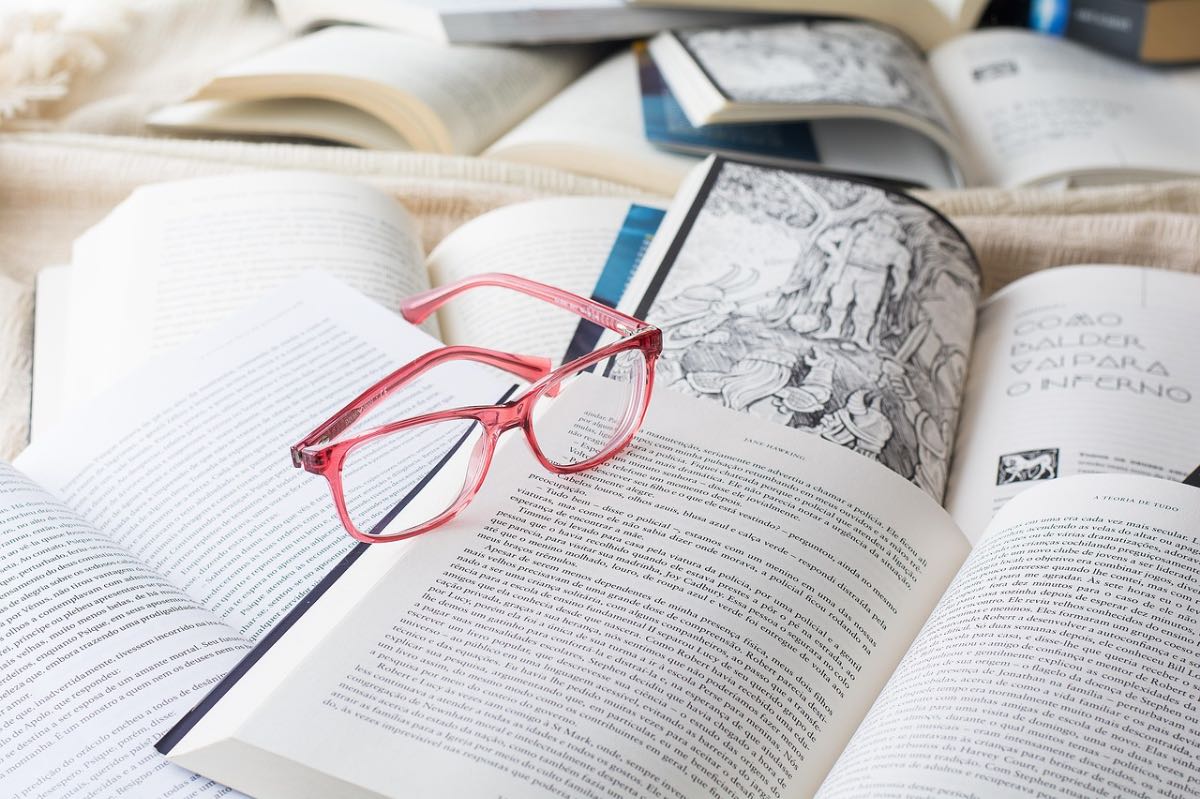 英語学習の参考書と眼鏡。『ポレポレ 英文読解プロセス50』の精読イメージ