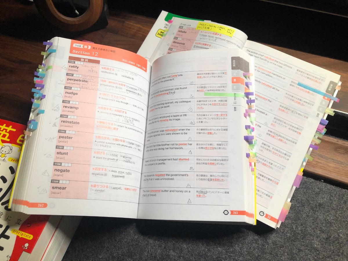 トビー愛用の英単語帳。語源と例文を徹底的に分析したページに、びっしりと付箋が貼られている。