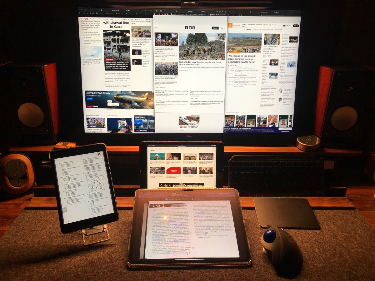 英語勉強をデジタルツールで効率化するトビーの書斎。iPad・Mac・モニターを活用したペーパーレス学習環境。