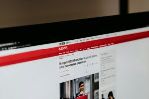ノートパソコンで英文ニュースを読む画面。CNNやBBCなどのニュース英語を精読して読解力を鍛える学習イメージ。