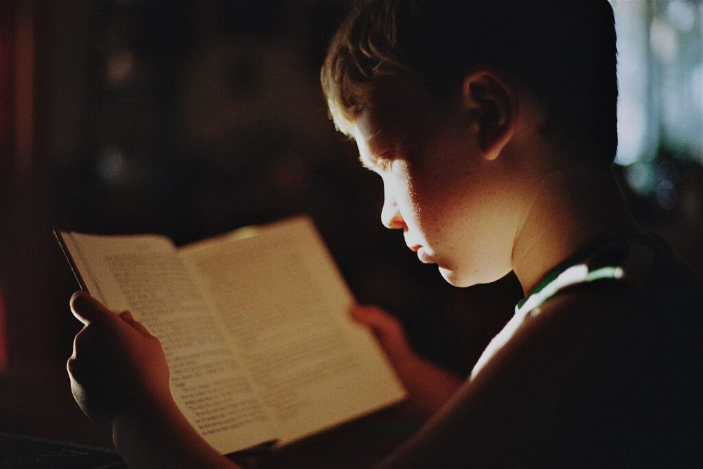 黙読で本を読む少年｜静かに意味を理解する読書のイメージ