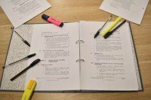 TOEIC公式問題集を机に広げて学習計画を立てる様子
