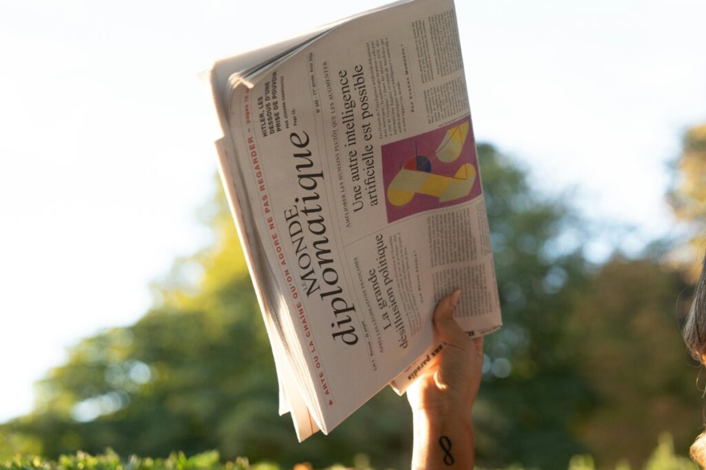 英文ニュースを読みながら世界の広がりを感じるイメージ