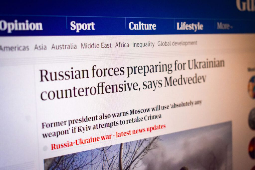英文ニュースサイト（The Guardian）を読む英語学習者のイメージ