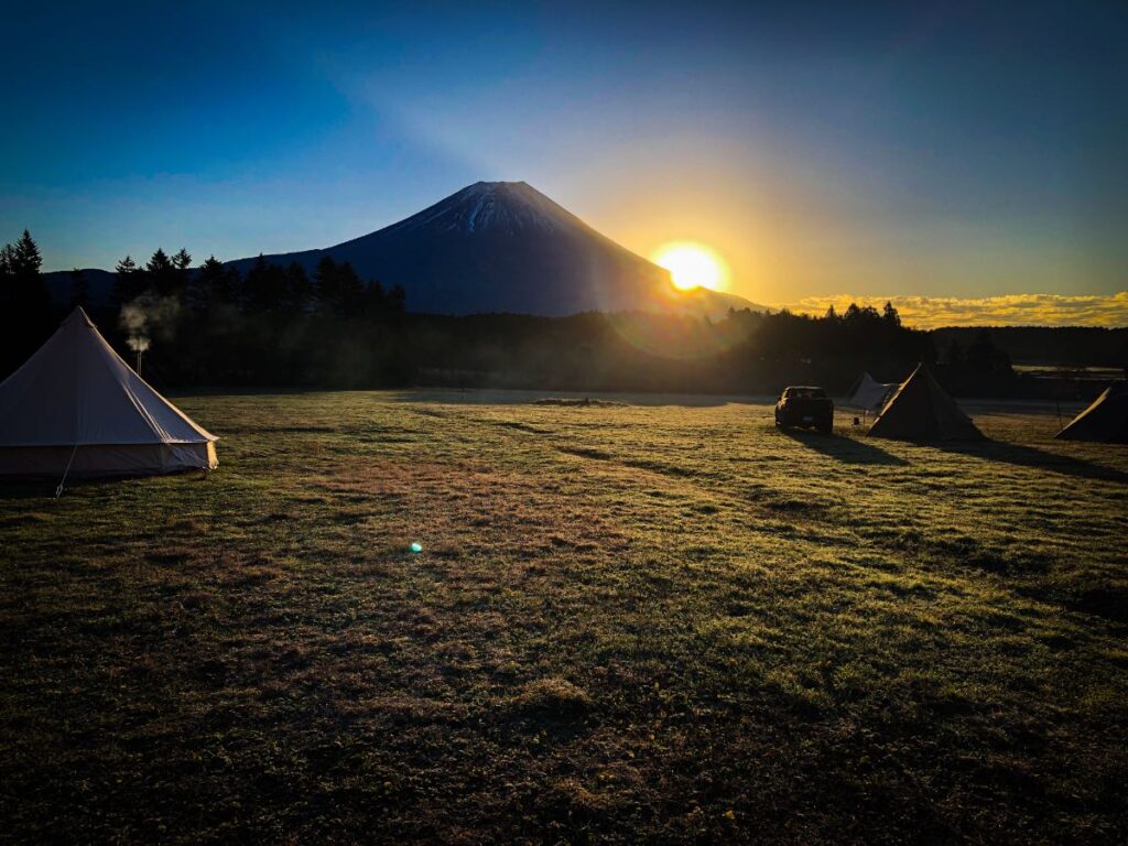 新年の初日の出と富士山を背景にした静かなキャンプ風景
