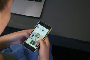 alt="TED-Edの動画をスマホで視聴し、5分で英語を学ぶ学習風景。英検1級ホルダーがすすめる続けやすい英語勉強法"