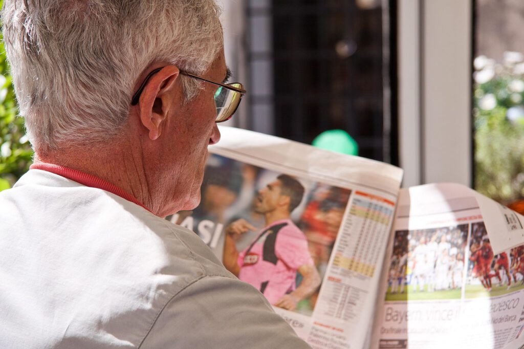 英語の新聞記事を読みながら内容を理解しようとしている人物