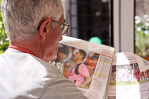 英語の新聞記事を読みながら内容を理解しようとしている人物