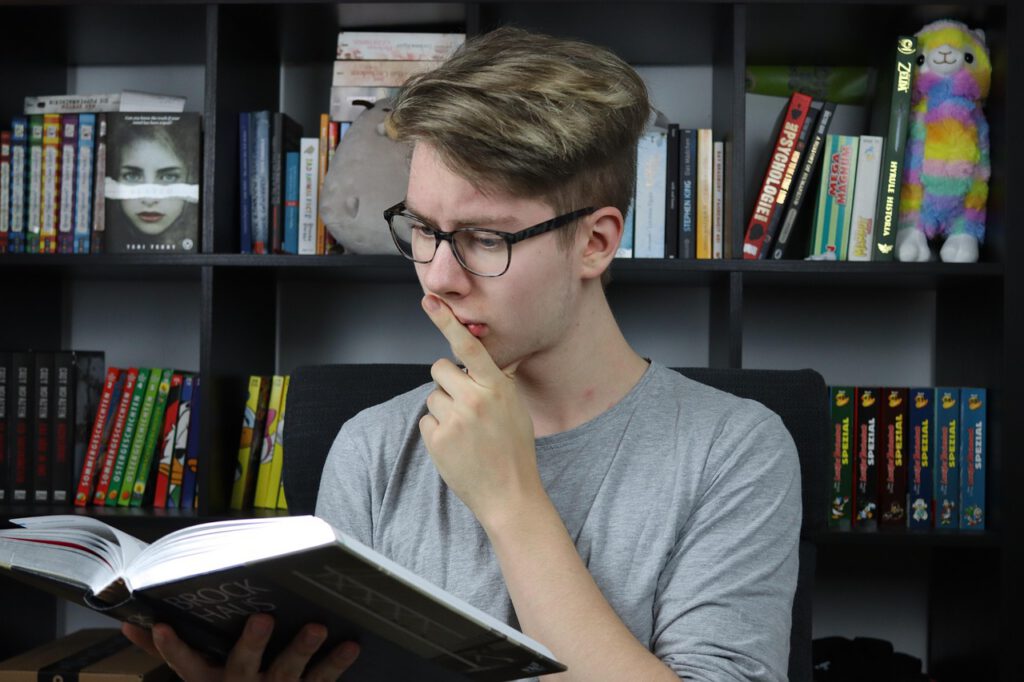 英語の本を読みながら悩む英語学習者
