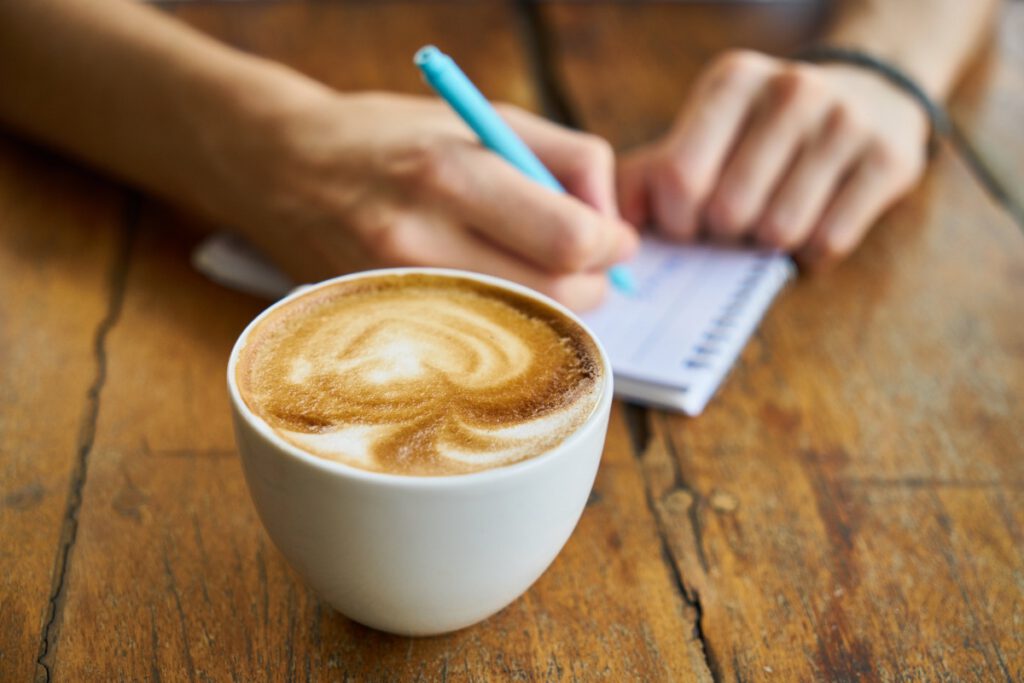 英検1級・TOEIC900取得後の英語学習ルーティーン｜ノートとコーヒーで勉強する様子