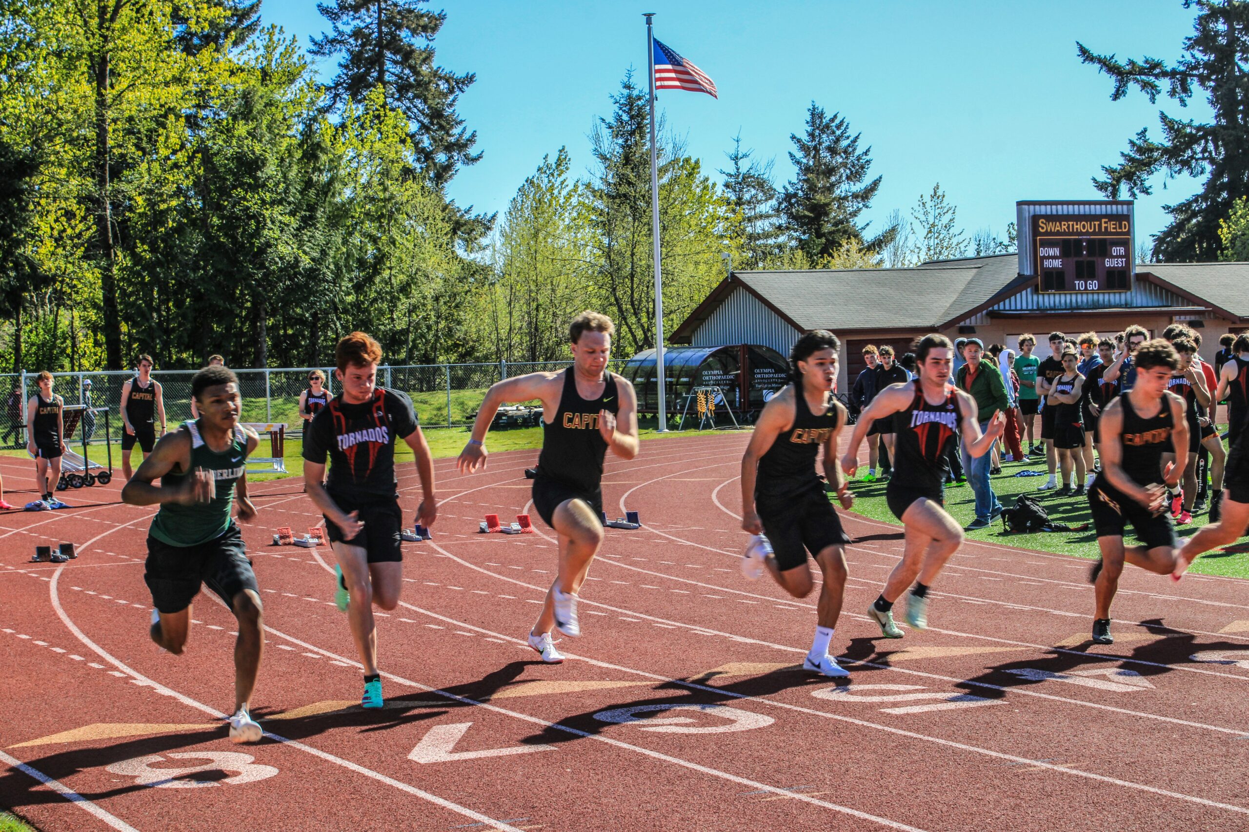 陸上トラックでスタートを切る選手たち｜英語読解の「低地トレーニング」イメージ