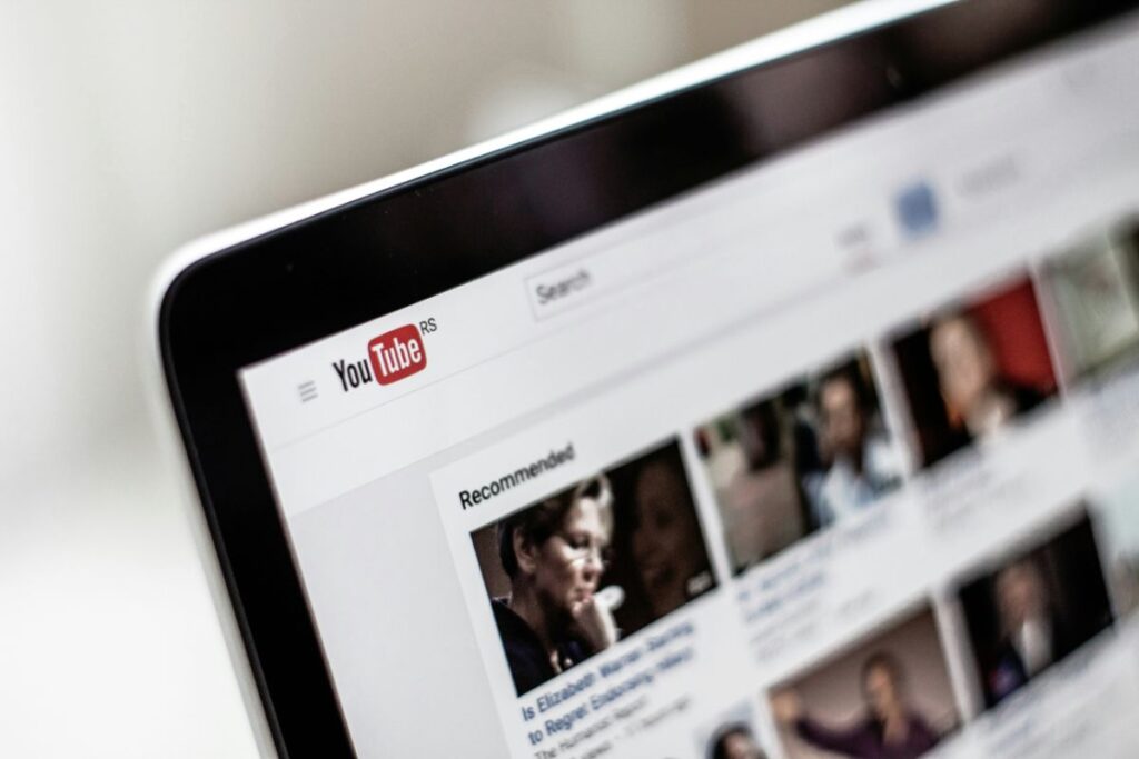 タブレットに表示されたYouTubeのトップ画面
