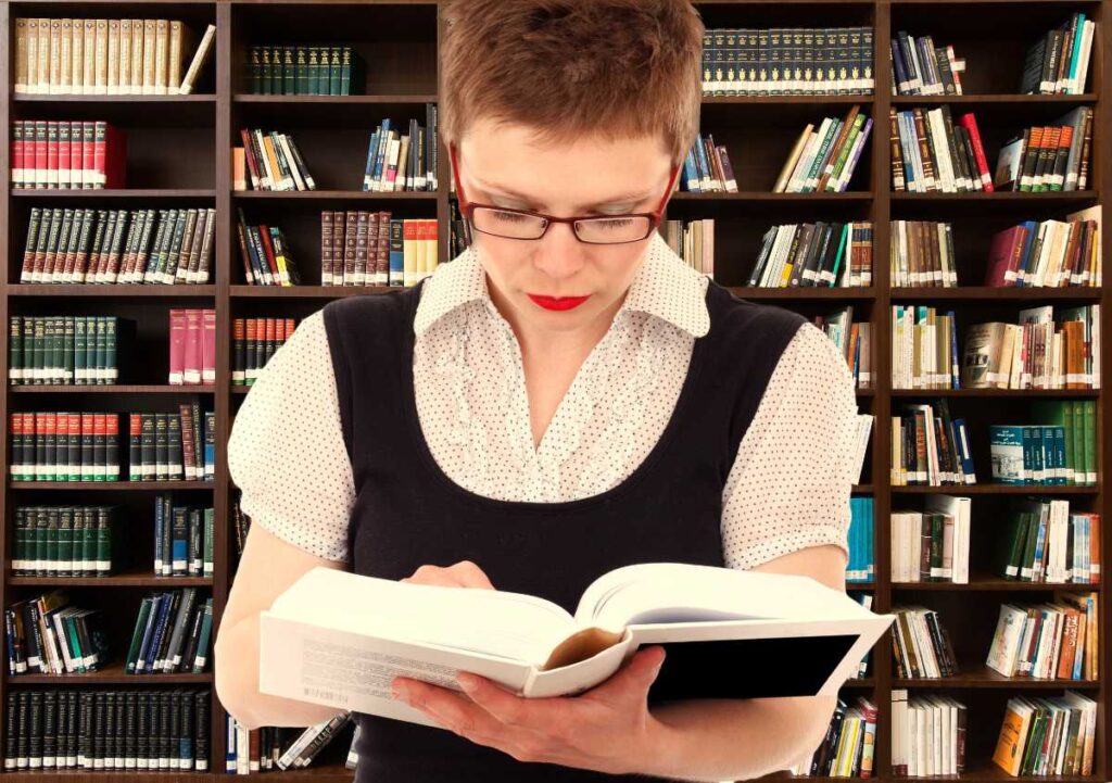 図書館で本を読み込む女性、英検1級語彙学習のイメージ