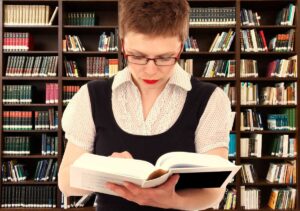 図書館で本を読み込む女性、英検1級語彙学習のイメージ
