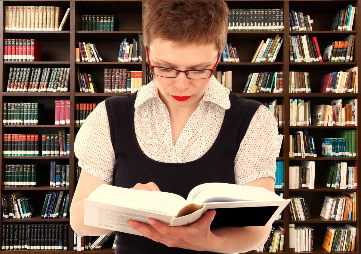 図書館で本を読み込む女性、英検1級語彙学習のイメージ