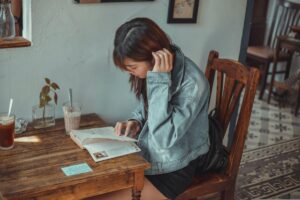 ノートパソコンでAIを使いながら英文を書いている様子